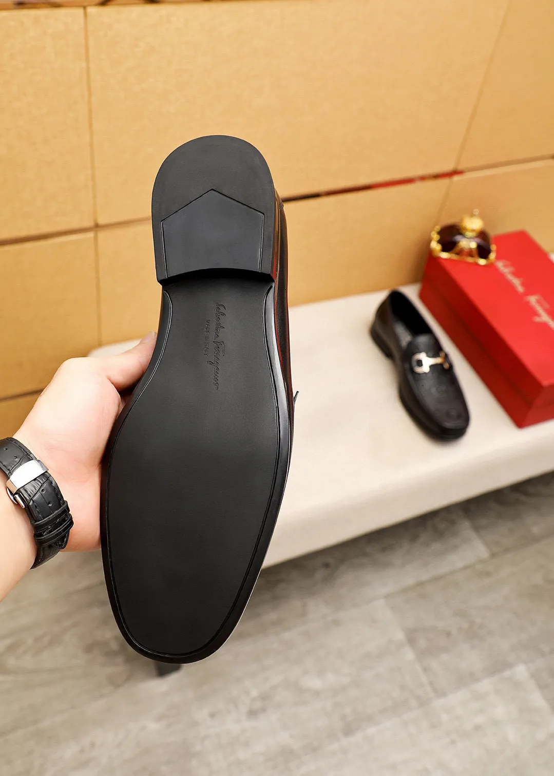 Men's shoes 💰460 💐 Product trademark: Ferragamo "Ferragamo" casual leather shoes Regular size: 38-44 (45.46🉑️customized) Product materials: Selected imported first-layer calfskin embossed upper + luxury hardware buckle, imported water-dyed cow leather lining. Strong three-dimensional visual effect, original rubber outsole Color: 1⃣️color optional